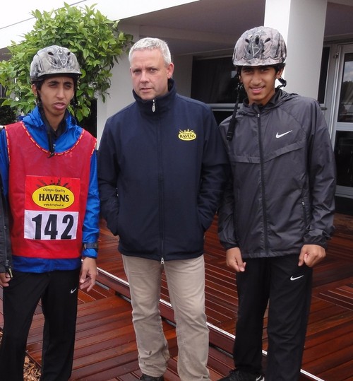 Sheikh Khalifa bin Sultan Al Nahan uit Abu Dabi (rechts), winnaar van de 120 km met organisator Erik Lamsma en ruiter Mohammed Juma Al Muhairi van HMR-Stables uit Dubai