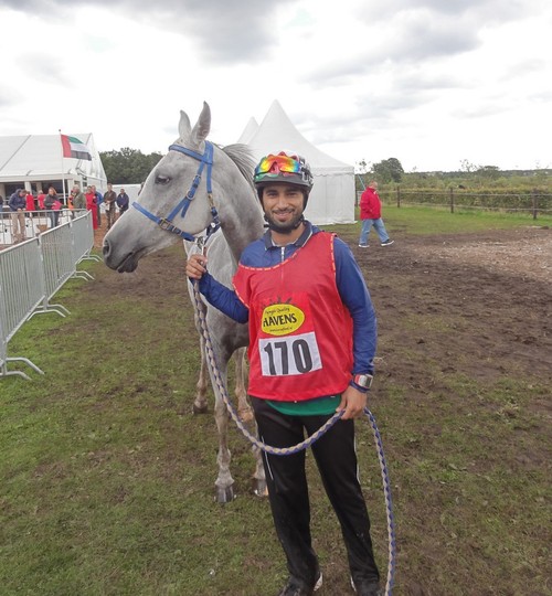 De winnaar van de 90 km, Saif Salem Mohammed Al Faresi van Dubai Endurance Stables